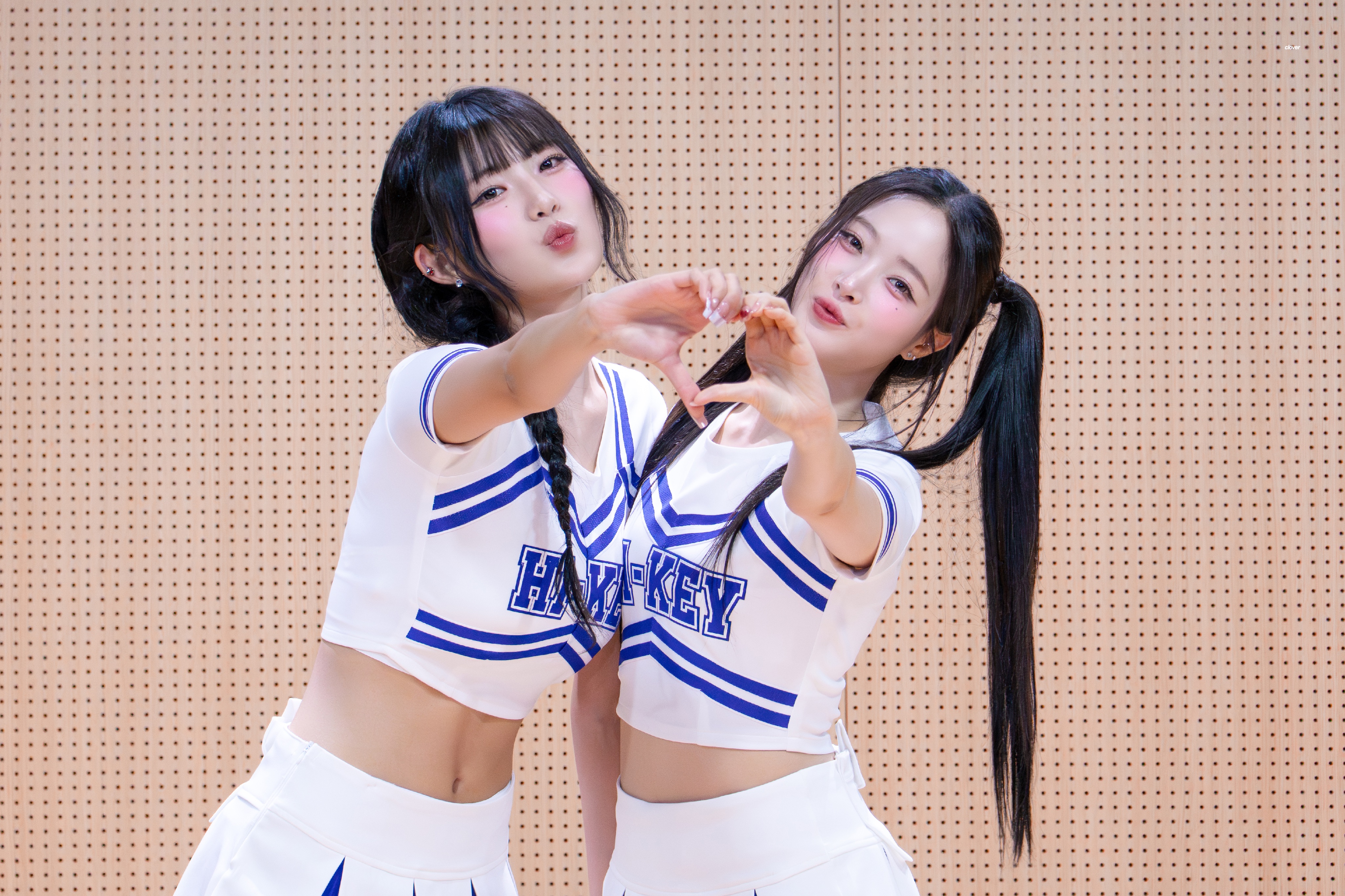 HJK06o7aoAE2_IU.jpg